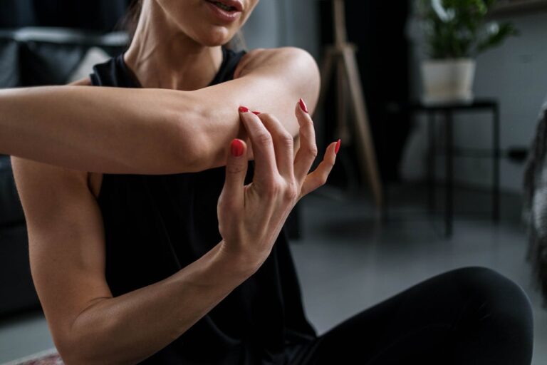 Pilates en yoga ontspannen en stretch houding om voor ruimte in de schouders