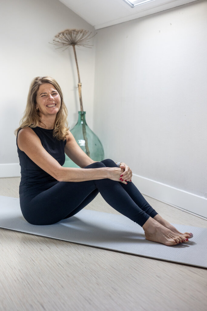 Jannie die de Pilates en Yoga lessen op toegankelijke locaties in Zuiderburen en Goutum
